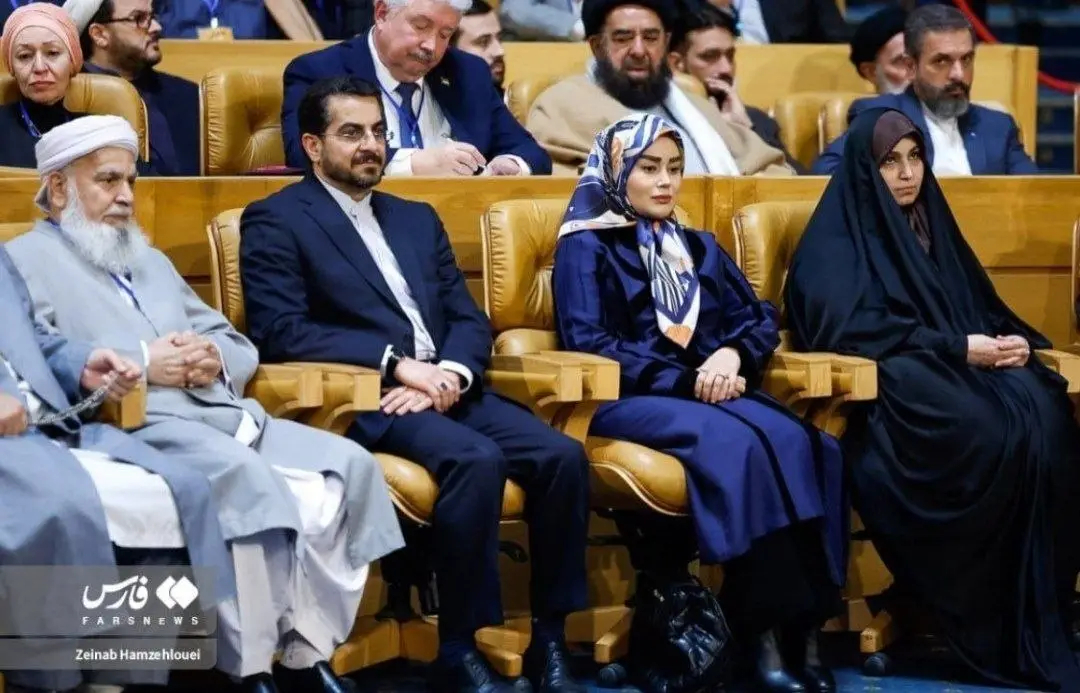 حضور «آرزو احمدوند» همسر عراقچی در آیین پایانی جایزه جهانی امام خمینی (عکس)