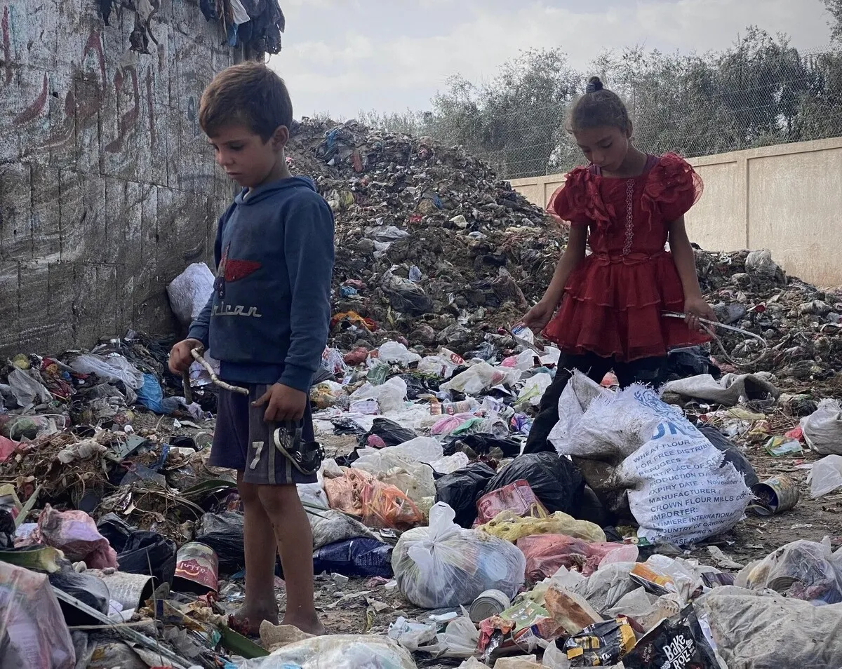 کودکان غزه در میان زباله ها