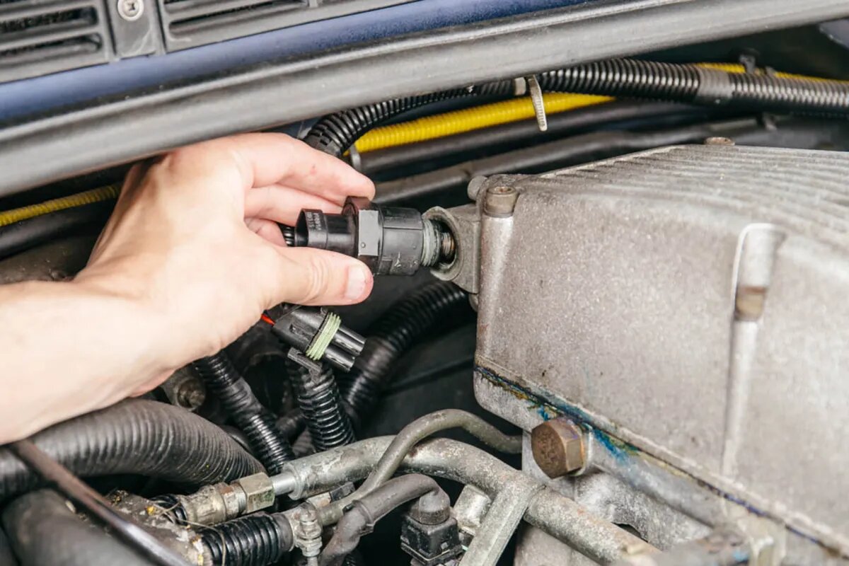 علت خفگی و گاز نخوردن ماشین پراید و پژو ۴۰۵ + راه‌های رفع مشکل خفگی ماشین