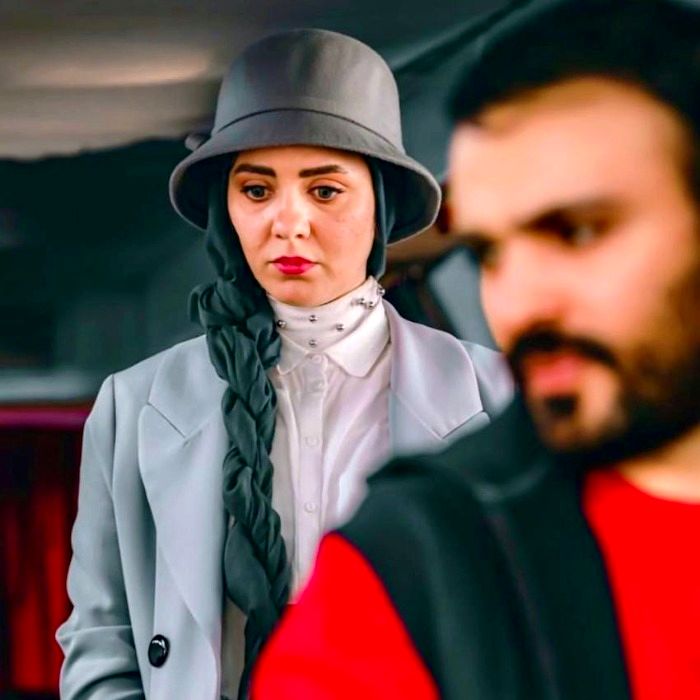 حوریه مقدم در دختری با لباس ارغوانی