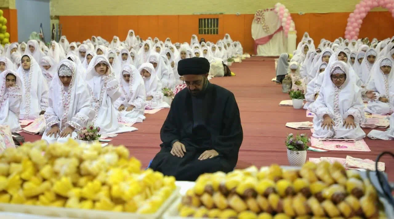 جشن تکلیف ۱۲۰۰ نفره دختران در شیراز برگزار شد