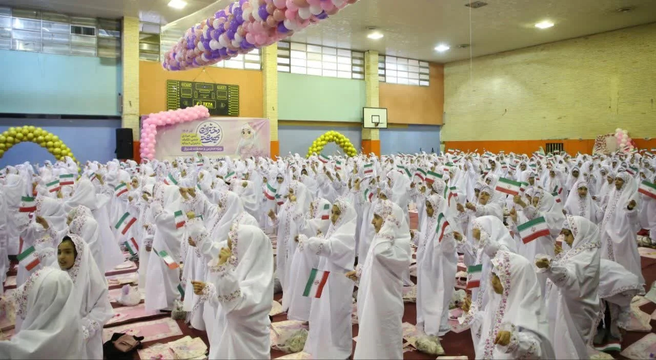 جشن تکلیف ۱۲۰۰ نفره دختران در شیراز برگزار شد