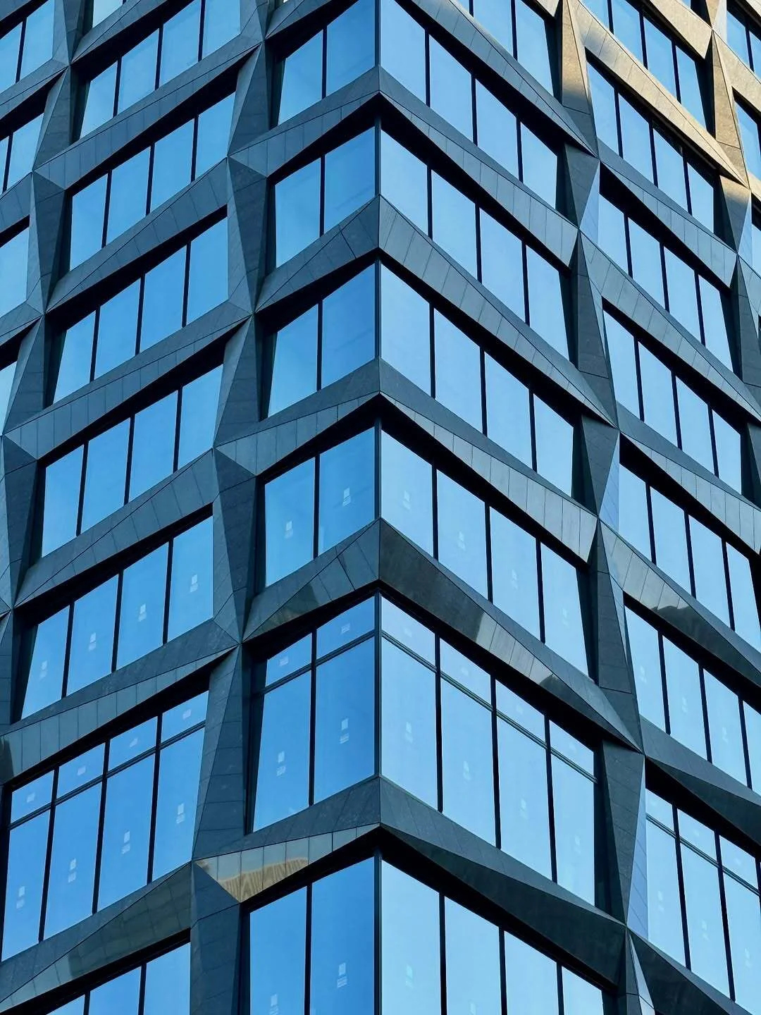 تصویر نمای بیرونی ساختمان «سومیتومو شیبا پارک» (Sumitomo Shiba Park Building) در حال ساخت در توکیو، ژاپن؛ این آسمان‌خراش بزرگ که توسط شرکت نیکِن سکِئی طراحی شده، یک سازه مدرن بلندمرتبه است و قرار است در سال ۲۰۲۶ تکمیل شود.