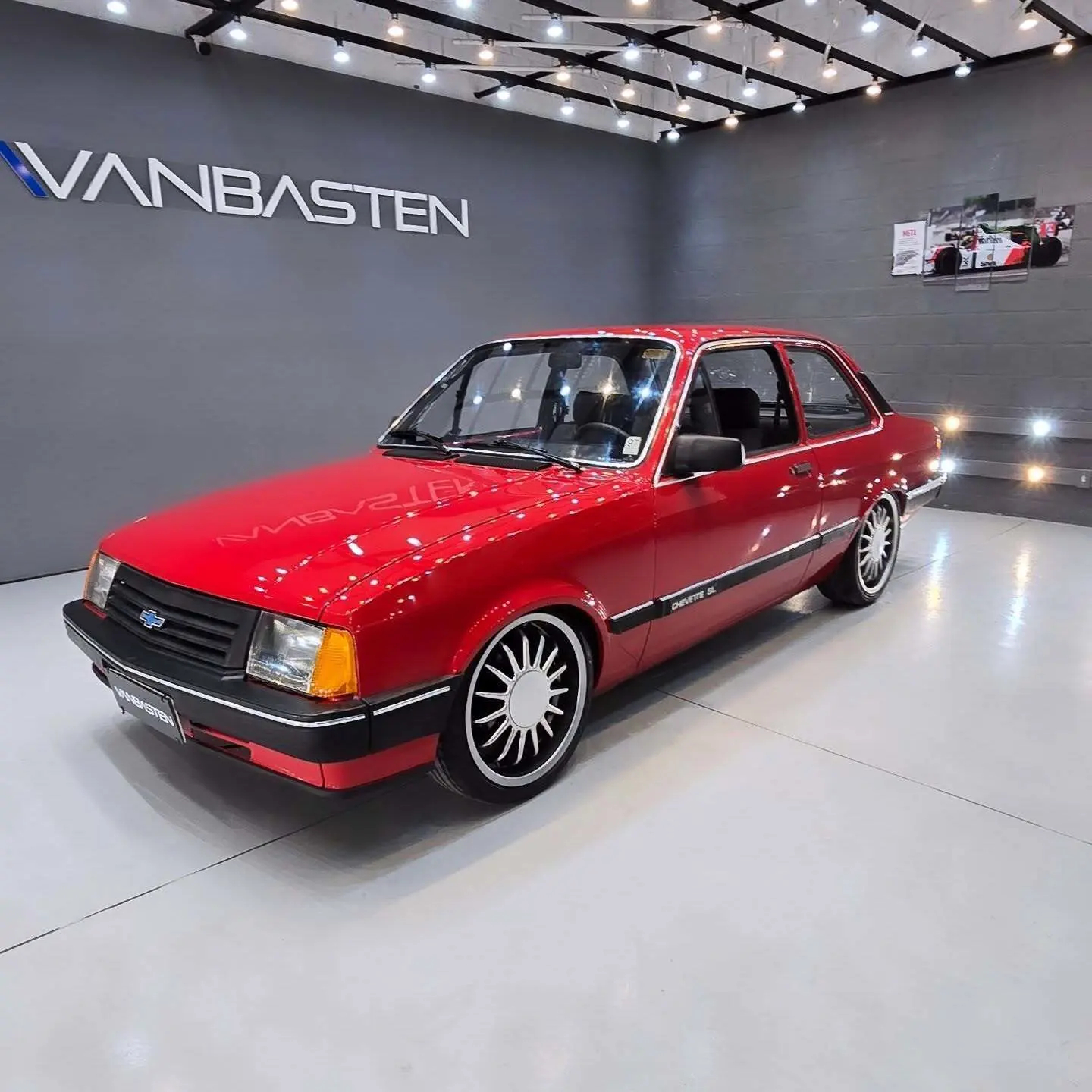 نمای خارجی خودروی شورولت شوت (GM Chevette SL) مدل ۱۹۸۹ به رنگ نوک‌مدادی با رینگ‌های اسپرت ۱۷ اینچی و چراغ‌های اورجینال در وضعیت بسیار سالم.