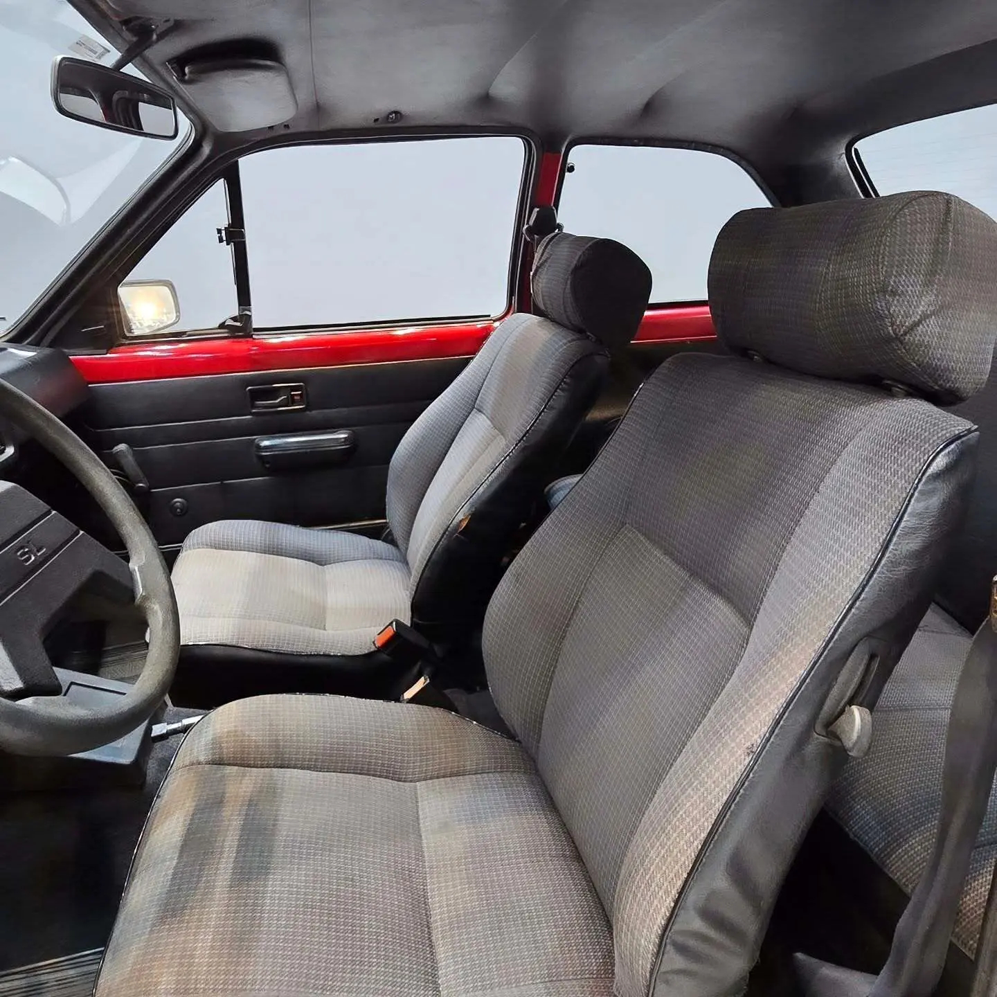 نمای خارجی خودروی شورولت شوت (GM Chevette SL) مدل ۱۹۸۹ به رنگ نوک‌مدادی با رینگ‌های اسپرت ۱۷ اینچی و چراغ‌های اورجینال در وضعیت بسیار سالم.
