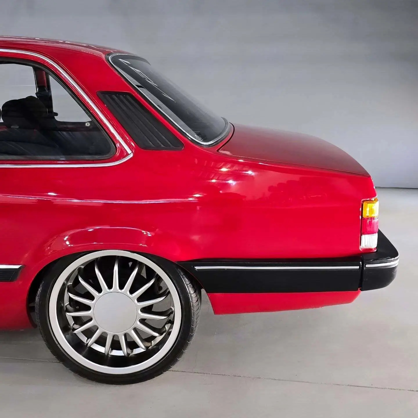 نمای خارجی خودروی شورولت شوت (GM Chevette SL) مدل ۱۹۸۹ به رنگ نوک‌مدادی با رینگ‌های اسپرت ۱۷ اینچی و چراغ‌های اورجینال در وضعیت بسیار سالم.