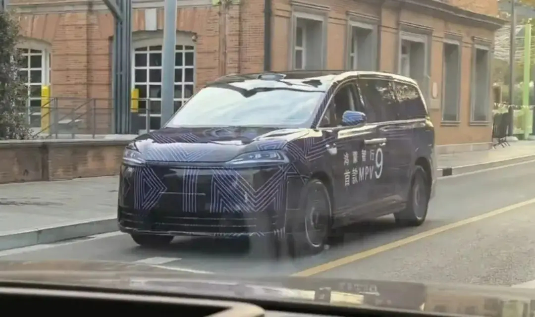 مینی‌ون Luxeed V9 اولین خودروی تولید انبوه جهان با ایربگ کلاهی یکپارچه با صندلی