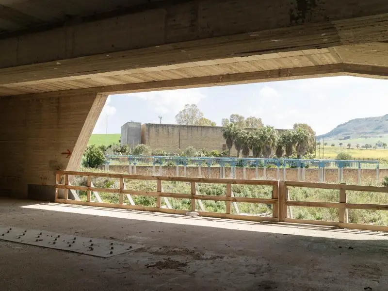 نمای سازه بتنی و مدرن تئاتر ناتمام اثر پیترو کونساگرا در شهر جیبلینای نو ایتالیا با معماری بروتالیست.