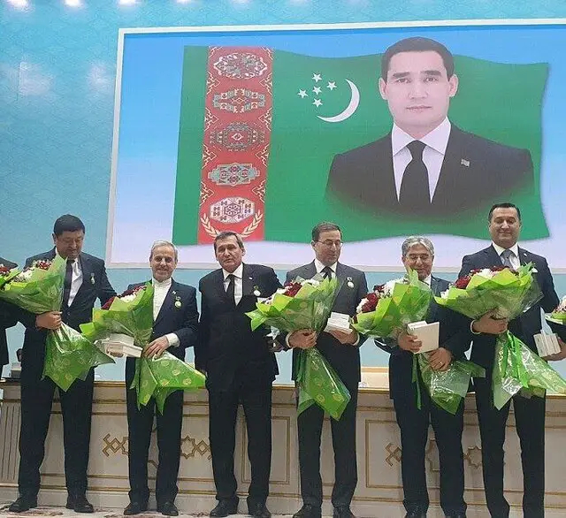 اعطای نشان و لوح سی‌امین سالگرد بی‌طرفی ترکمنستان به سفیر ایران