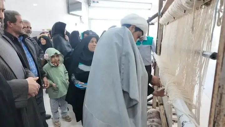 هنر دست اهالی روستای گرگین آباد در گره‌های قالی سفیر دل‌های عاشق شد