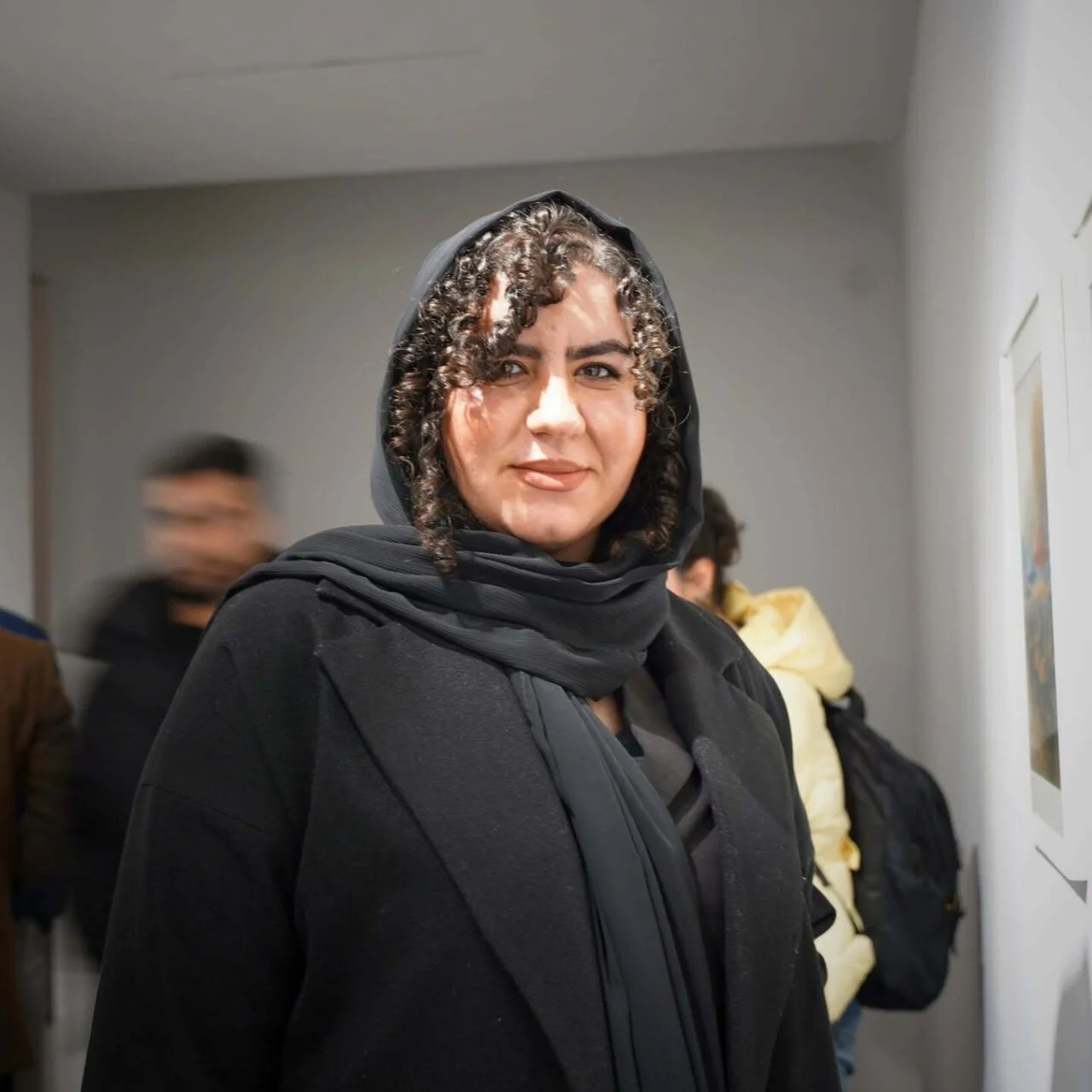 روناک نون‌خ با یک استایل رسمی در نمایشگاه نقاشی