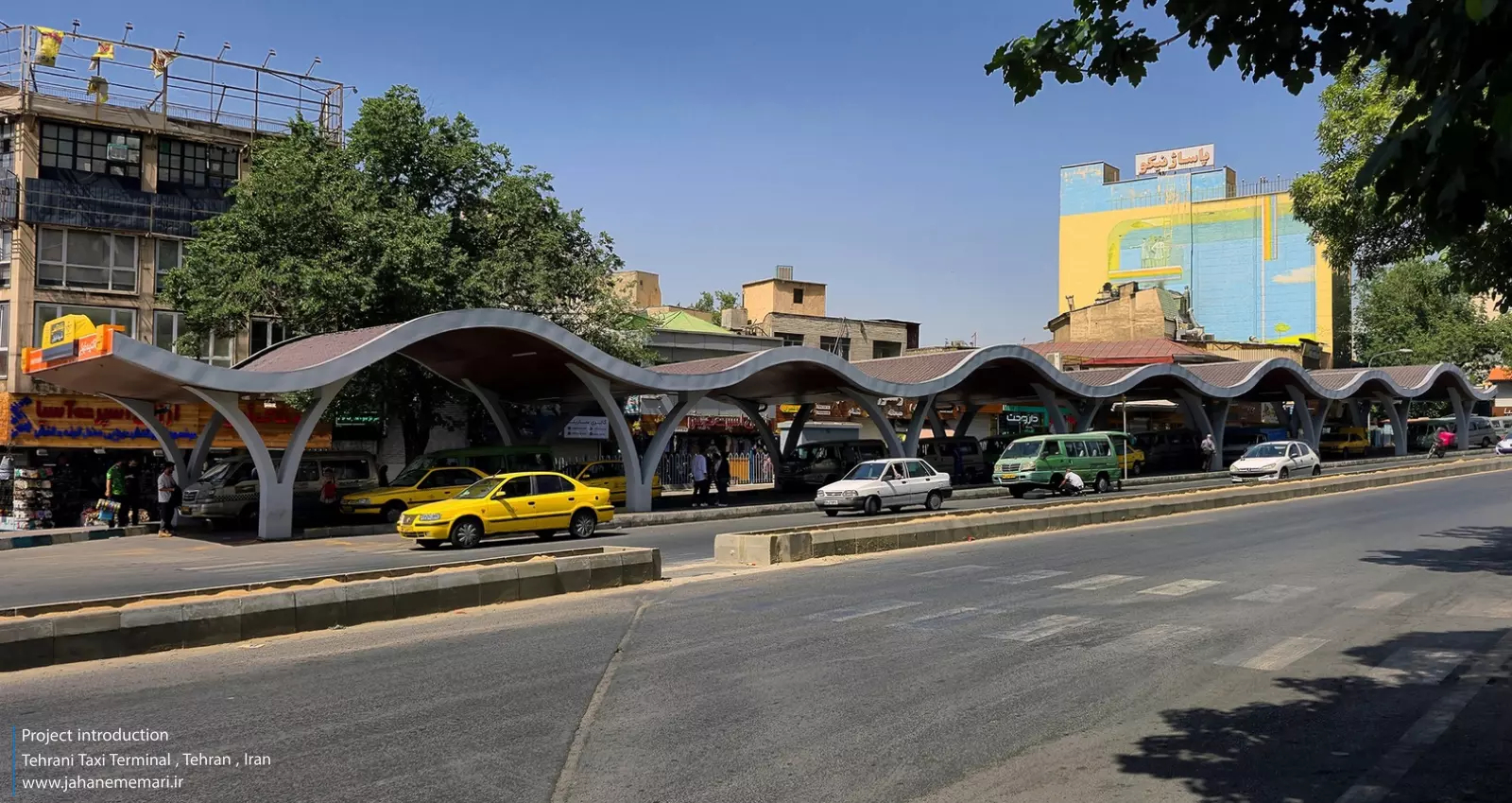 طراحی مدرن پایانه تاکسیرانی شهید طهرانی تجریش با سقف قوسی الهام گرفته از کوه‌های البرز و معماری ایرانی.