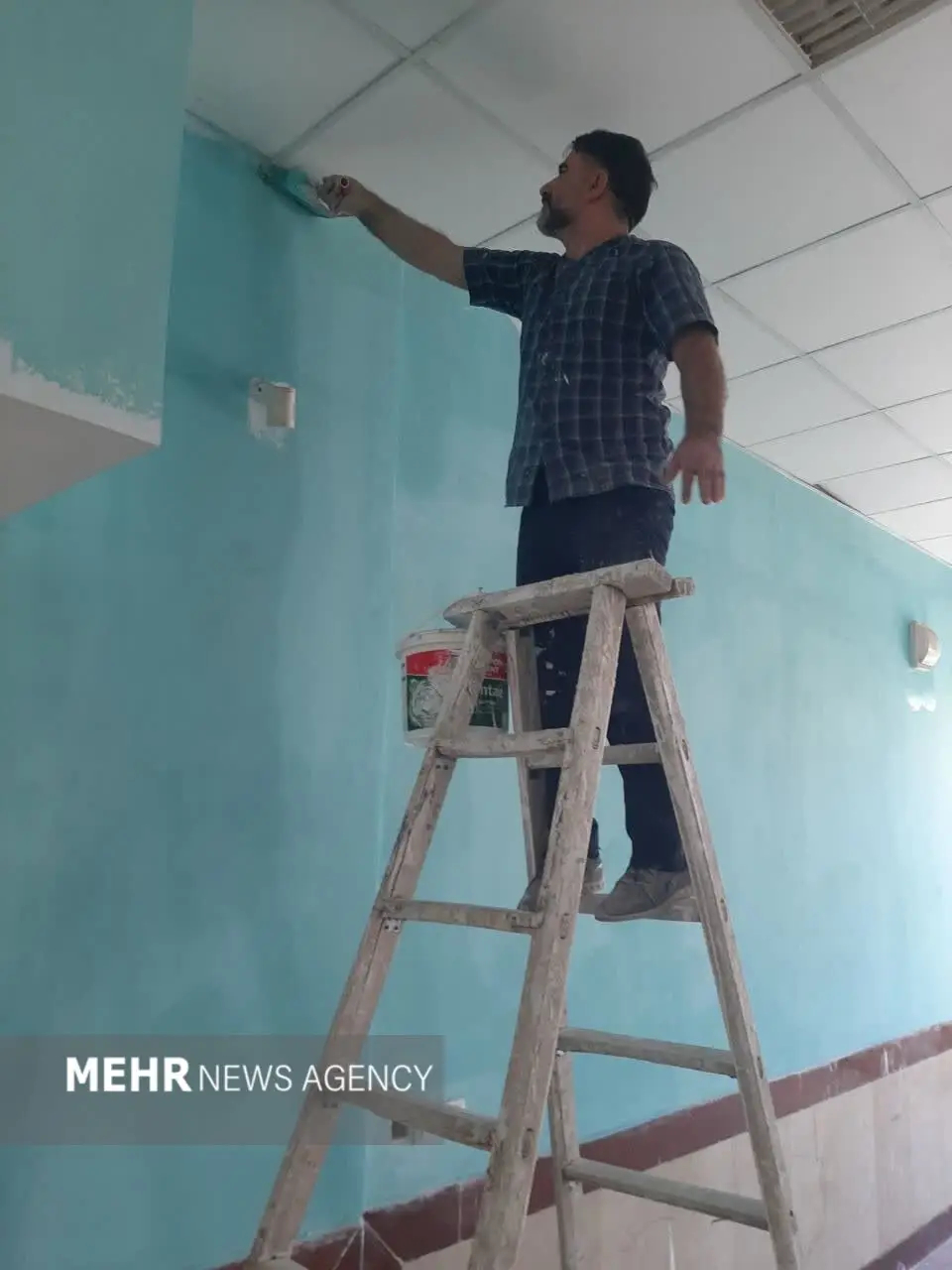 سفر روزانه ۳۰۰ کیلومتریِ یک معلم!