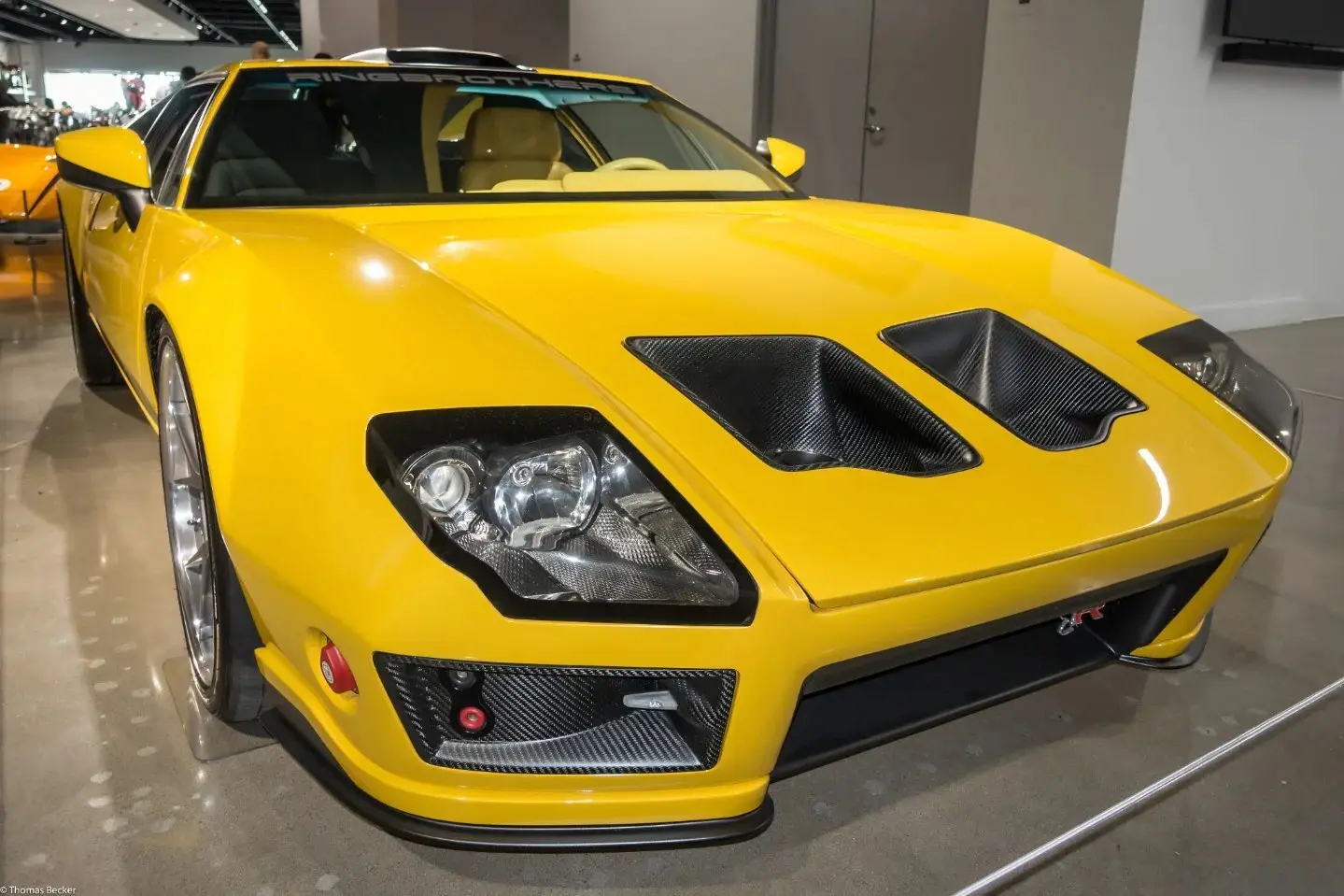 نمای جانبی خودروی سفارشی De Tomaso Pantera ADRNLN مدل ۱۹۷۱ با بدنه بازطراحی شده توسط Ringbrothers.