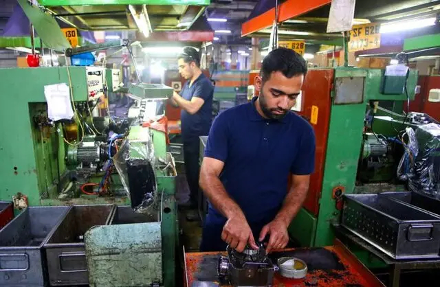 سبد معیشت ۳۳ میلیونی و دستمزدهایی که جا مانده اند!