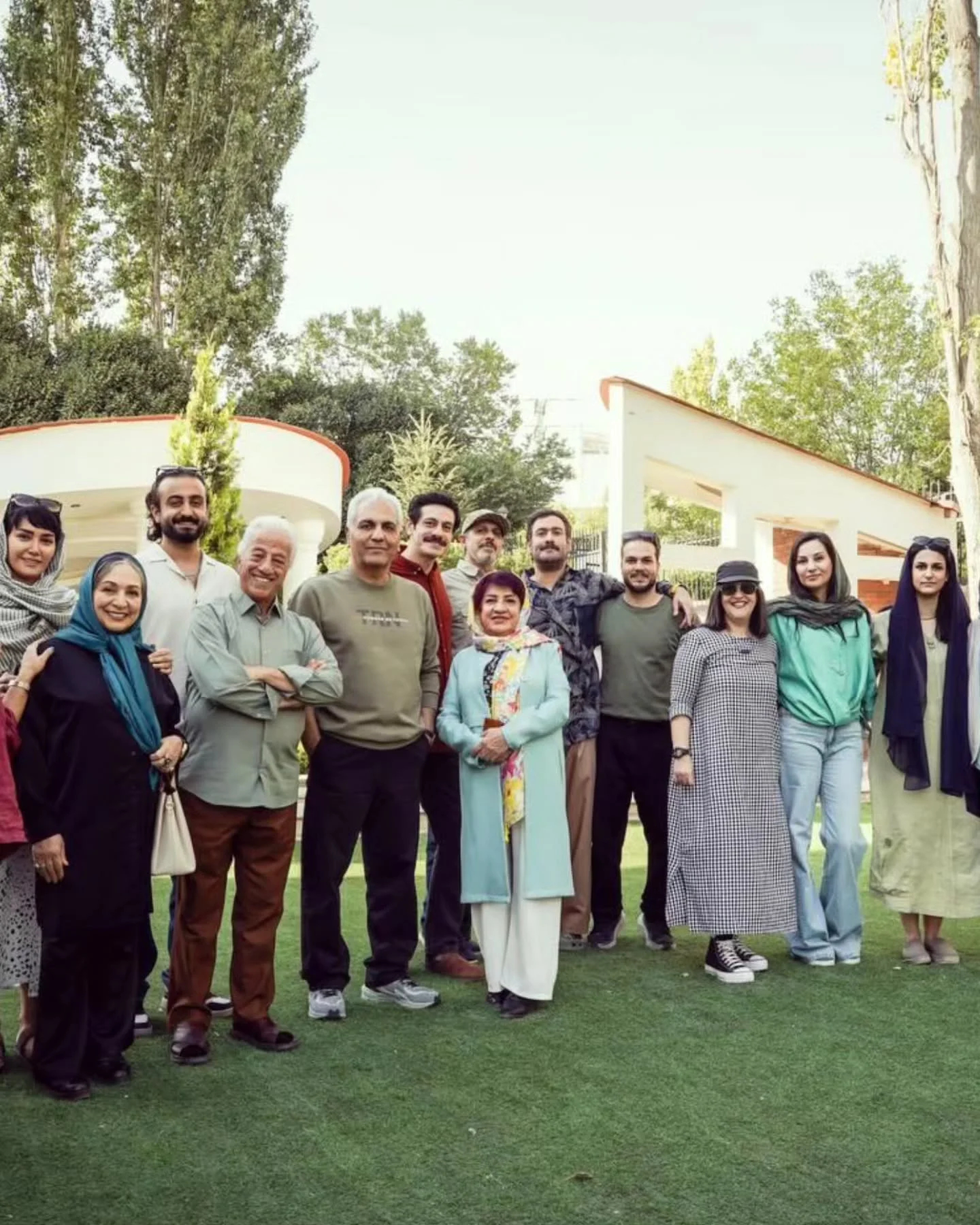 عکس پربازدید از دورهمی بازیگران «شیش‌ماهه»؛ حضور دختر مهران مدیری در پشت صحنه