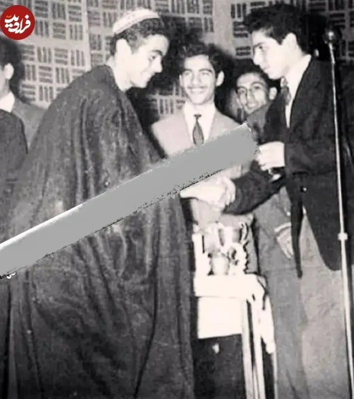 «بهروز وثوقی» با عبا و عرقچین در تئاتر مدرسه؛ دهۀ 30