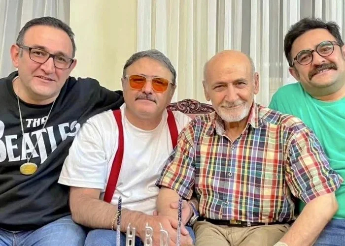 هادی عامل هاشمی در کنار پدر و برادرانش