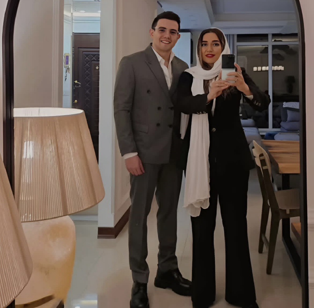 مازیار لیسانسه‌ها و همسرش 1
